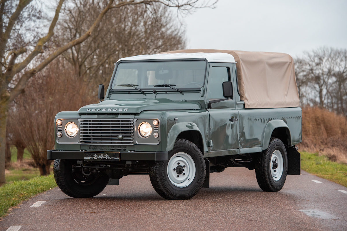 Range Rover Defender Pickup  . #Defender #Landrover #Landroverdefender#Defender110 #Defender90 #Rangerover #Range4X4#Rover # #Car #Cars #Offroad#Landroverdefender90 #Sport #Race #Like#Comment #Colours.