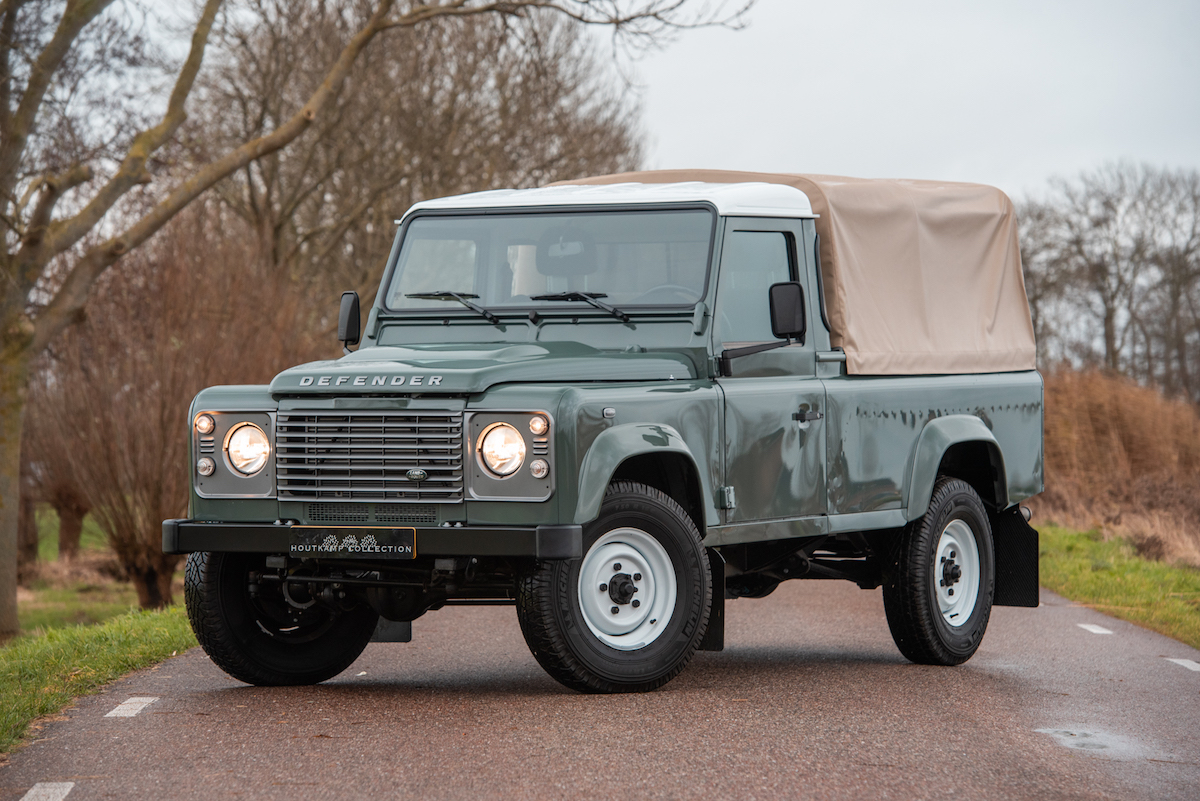 Defender com. Ленд Ровер Дефендер 110. Ленд Ровер Дефендер 110 2015. Land Rover Defender 110 пикап. Лэнд Ровер Дефендер 2015.