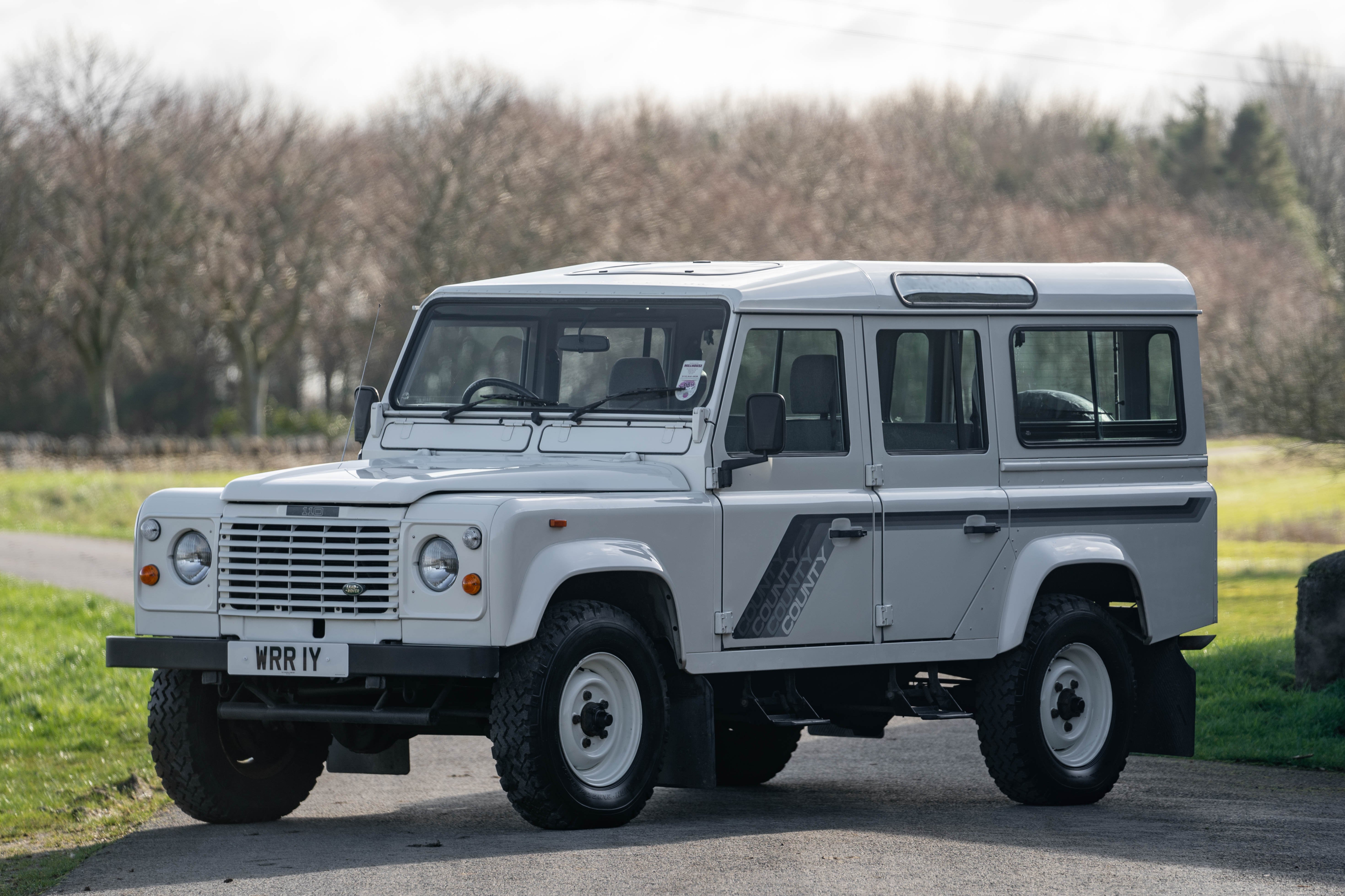 Defender classic. Ленд Ровер Дефендер 1990 110. Land Rover 110 County v8. Ленд Ровер 1990. Ленд Ровер Дефендер 110 1983.