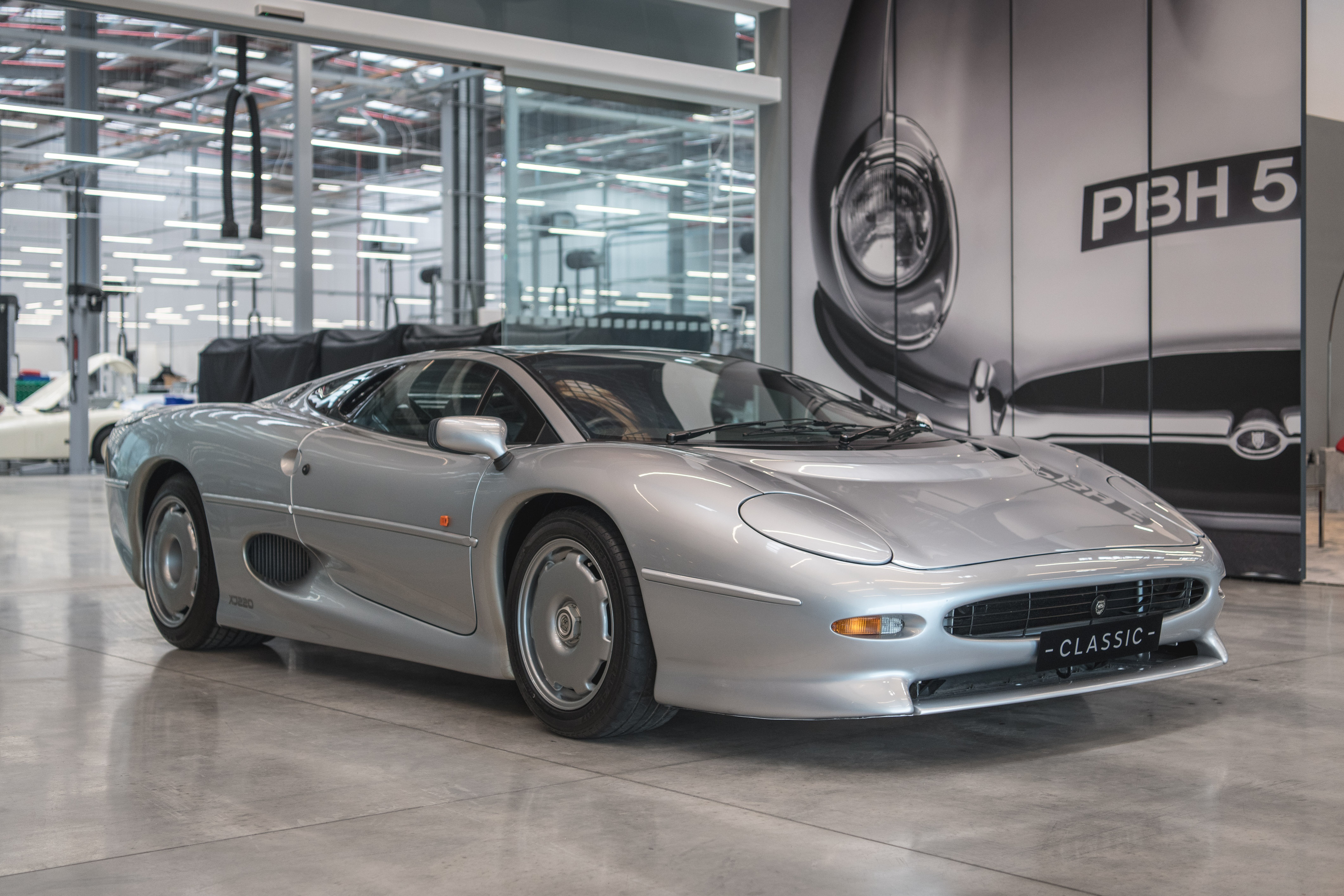 Jaguar XJ 220