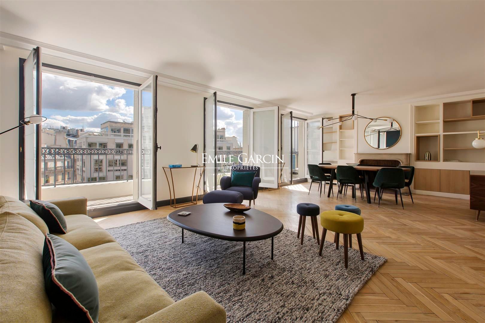 Paris Apartment Rentals - Avenue Montaigne Suite