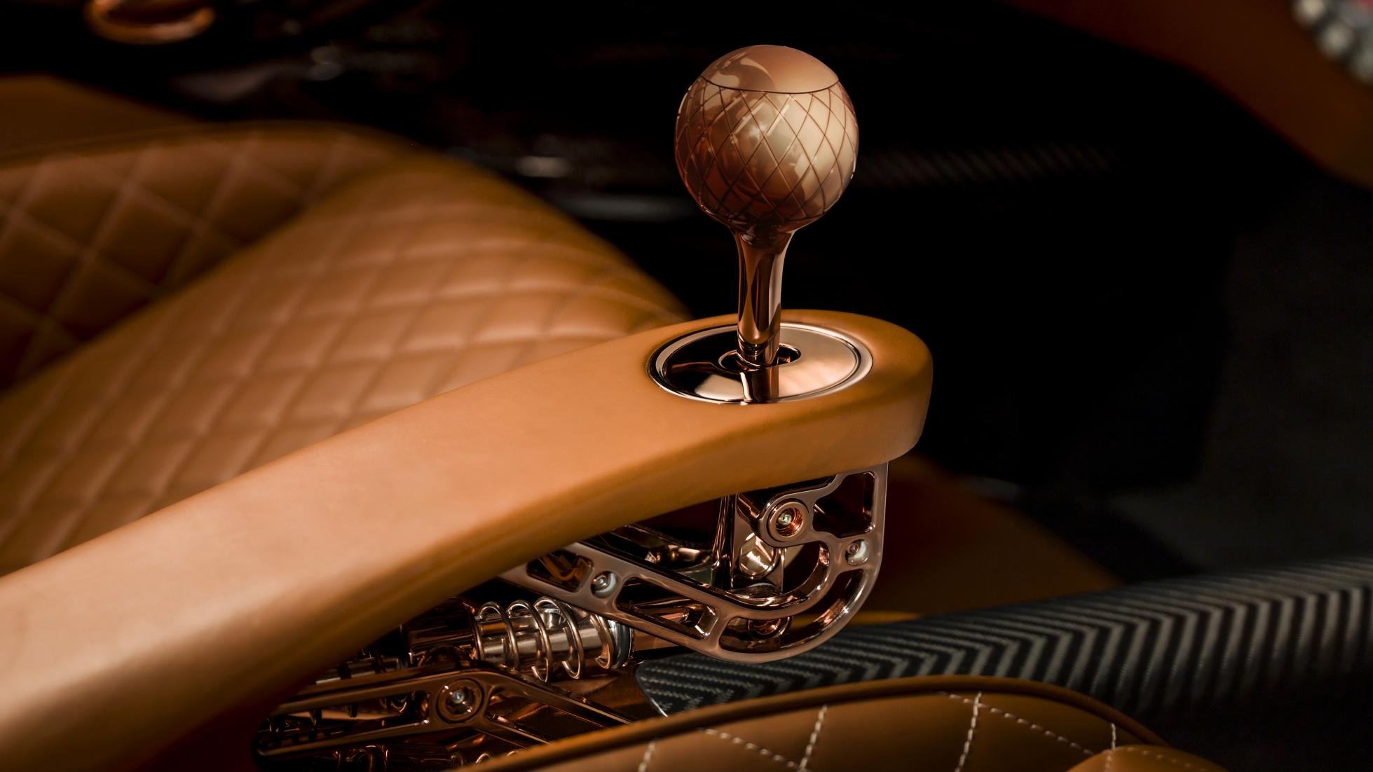 de-tomaso-p72-interior-manual-shifter.jpg