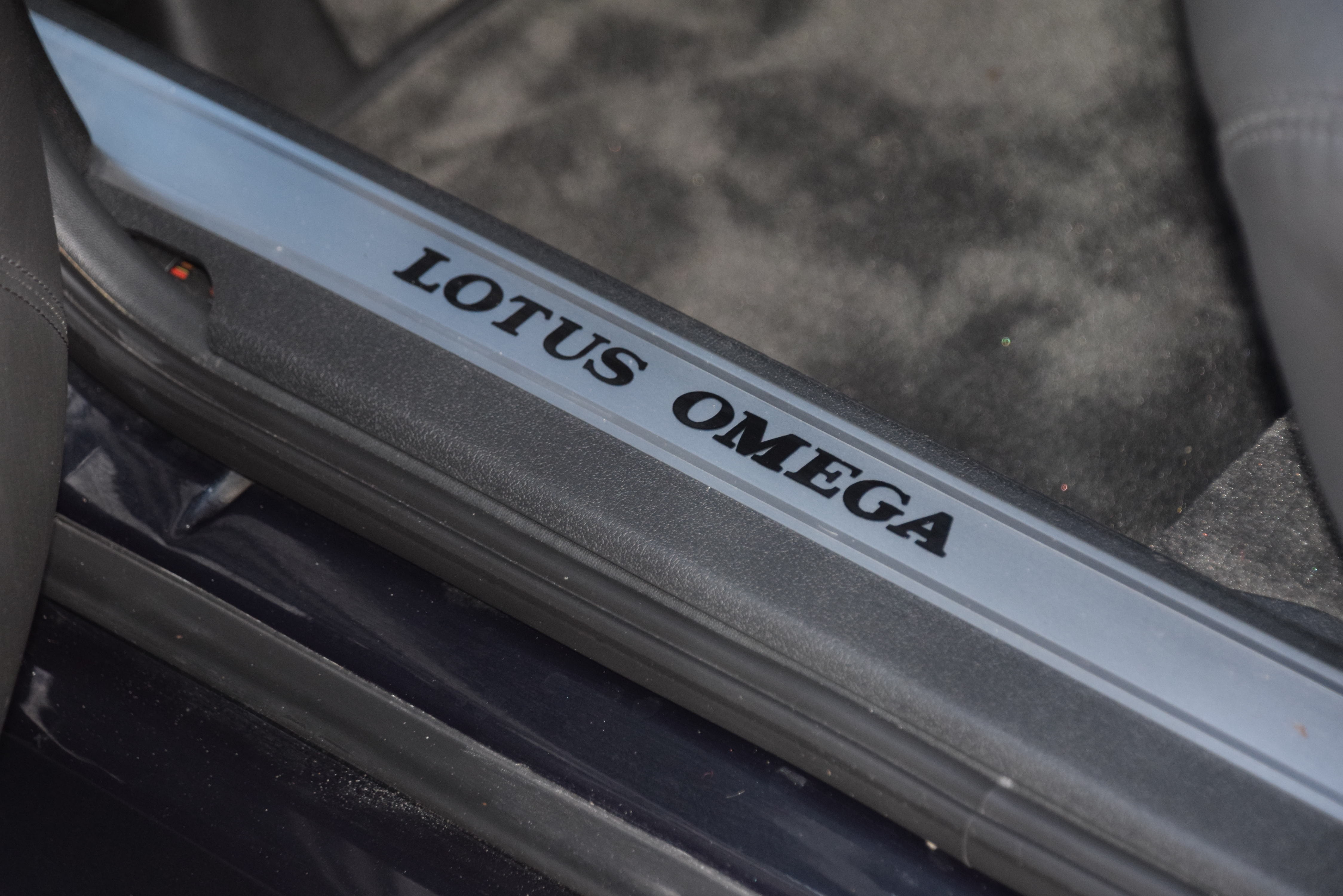 Unikát na predaj - Lotus Omega - obľúbené auto zlodejov je na predaj. Za koľko?