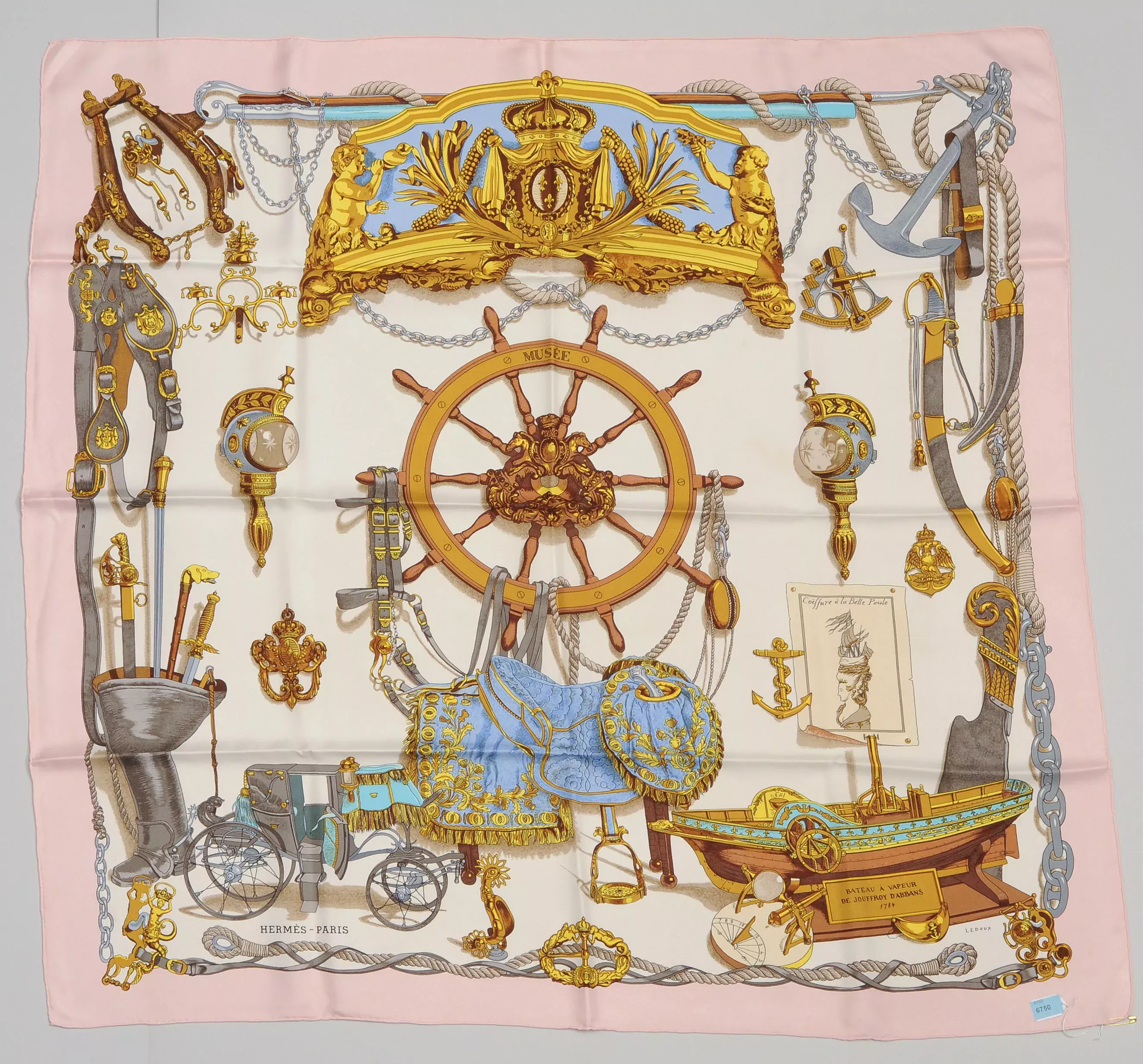 Foulard HERMÈS Musée En Soie 100% - Modèle Vintage BEG, Fond Ivoire Et Rouge
