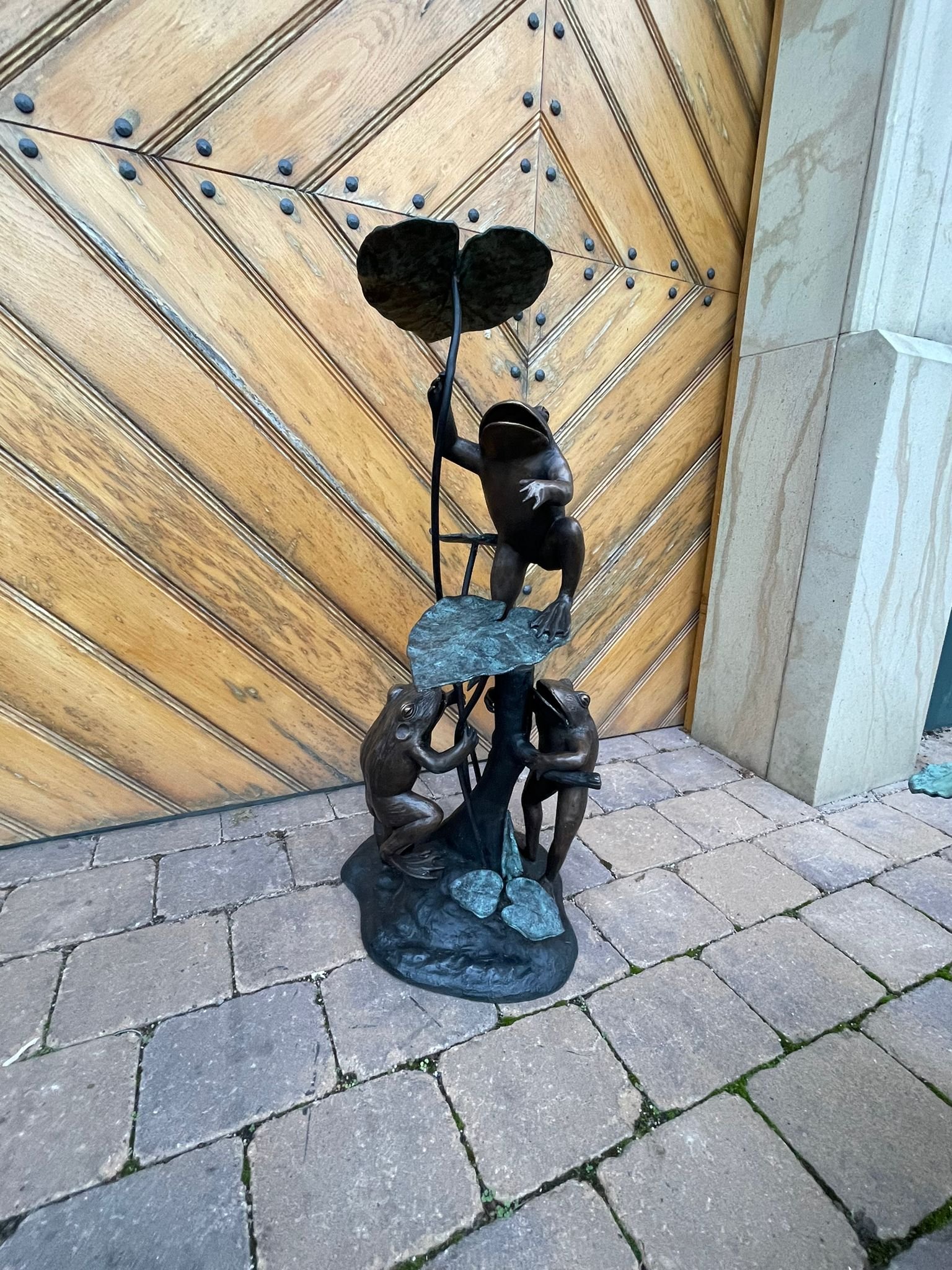 Vivid Arts Mutter & Baby Frösche Gartenfigur – Braun, 20x11x12 Cm – Realistische Harz-Dekoration