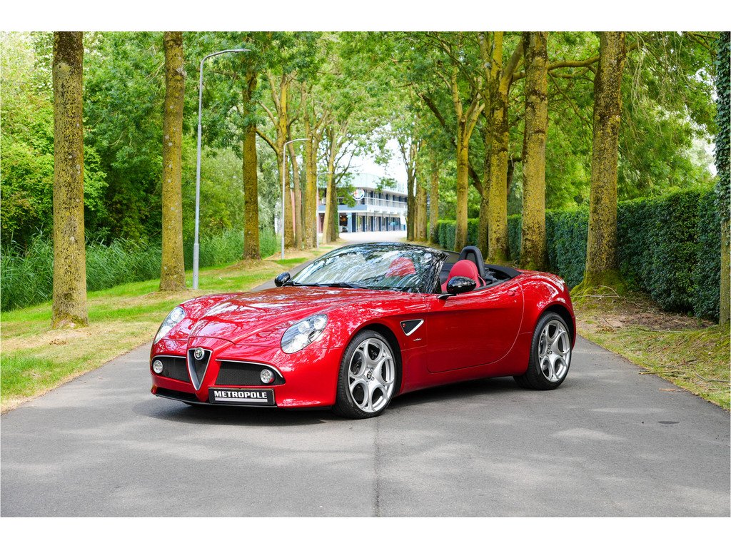 Spark Alfa Romeo 8C 2010 レッド 2010 Alfa Romeo 8C | Classic Driver Market