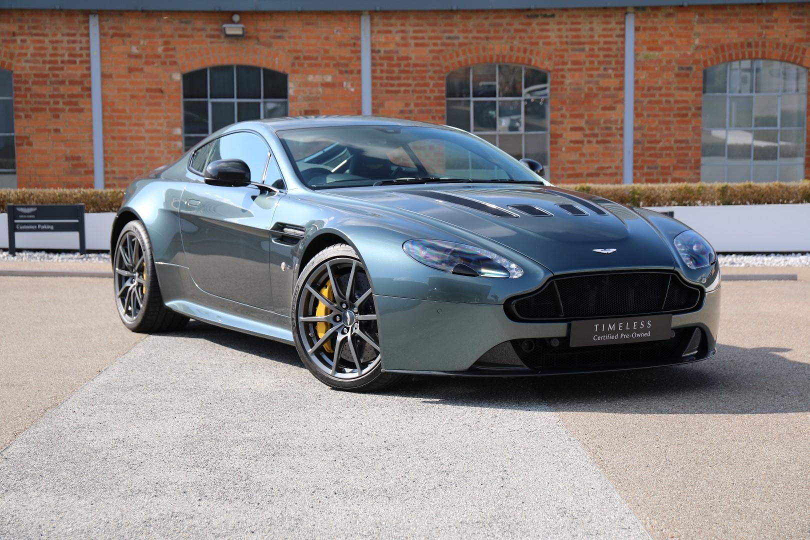 Внешние изменения V8 Vantage сосредоточены на агрессивности и аэродинамике. Рестайлинг 2023 года принёс новую решётку радиатора 